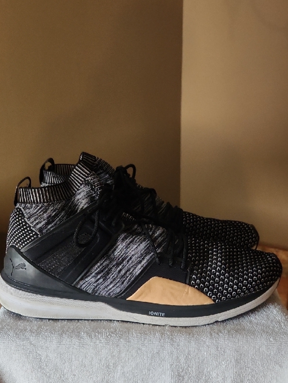 Puma Men’s Black and Tan Knit Athletic Sneakers(size 13)